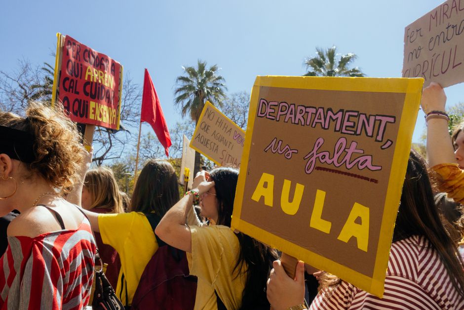 Lakota Sprache: Die Revival-Bewegung rettet ein Kulturerbe – Eine Gruppe von Menschen protestiert im Freien und hält unter…