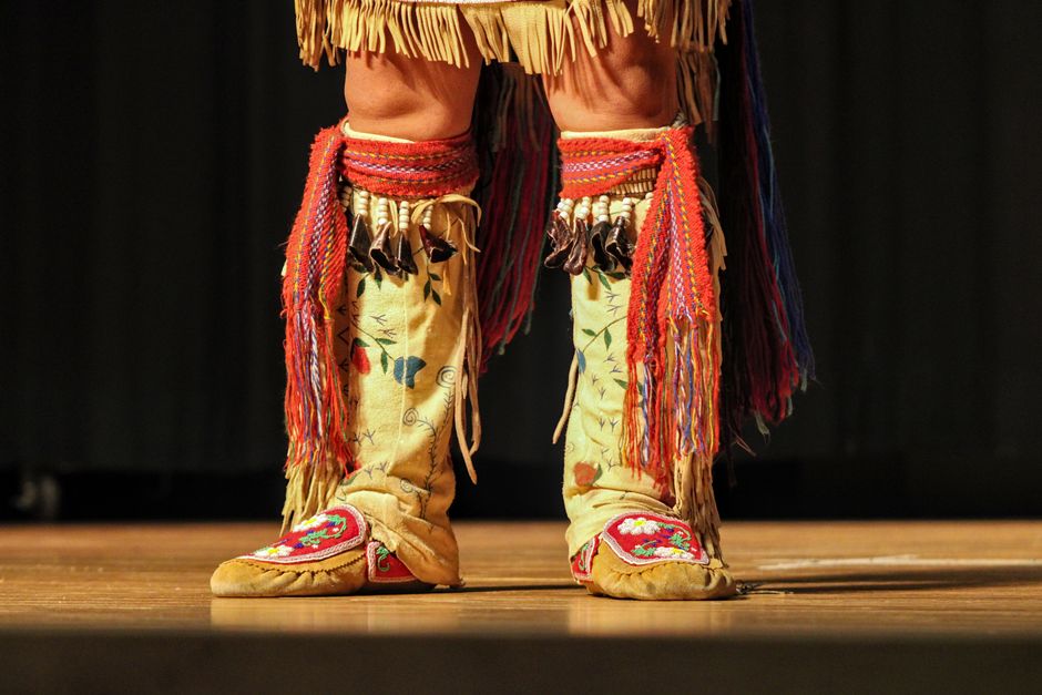 Native American DNA: Forschung zur Besiedlung Amerikas – Nahaufnahme traditioneller indianischer Tanzstiefel mit bunten Mu…