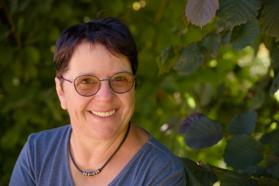 Robin Wall Kimmerer: Indigene Botanikerin und Autorin – Kostenloses Stock Foto zu angenehm, bäume, blätter