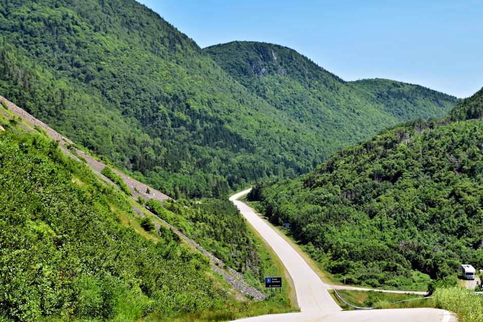 Solutréen-Hypothese: Atlantik-Route der ersten Amerikaner? – Eine kurvenreiche Straße, die an einem klaren Sommertag durch…