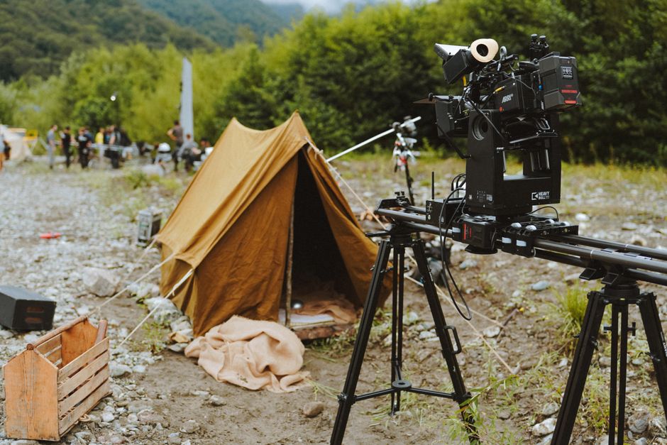 Standing Rock Dokus: Der Kampf um Mni Wiconi im Film – Filmkulisse In Den Bergen