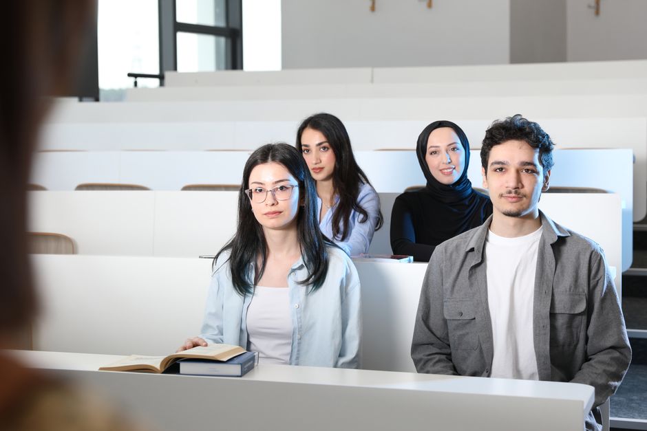 UNDRIP: UN-Erklärung indigene Rechte – Ein umfassender Guide – Eine Gruppe unterschiedlicher Universitätsstudenten nimmt a…