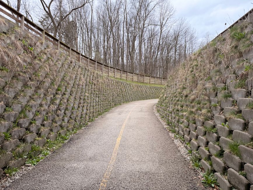 Adena-Kultur: Frühe Mound-Builders im Ohio Valley – Ein beschaulicher Pfad, der sich zwischen Steinmauern und kahlen Bäume…