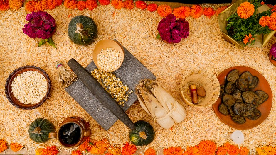 Amalia Mesa-Bains: Chicana-Installationen und Ofrendas – Kostenloses Stock Foto zu altar, anordnung, aufsicht