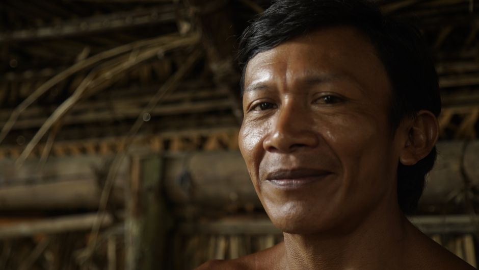 Amazon Bevölkerung: Vorkolumbianische Zahlen und heutige Gemeinschaften – Porträt eines indigenen Mannes in einem Innenber…
