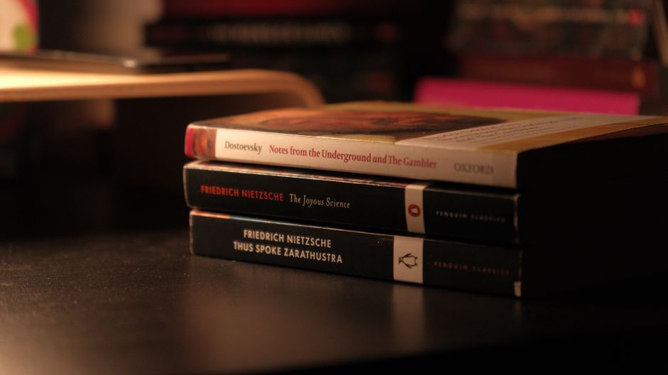 Amazon Literatur: Klassiker und zeitgenössische Stimmen – Ein Stapel klassischer Bücher von Dostojewski und Nietzsche auf …