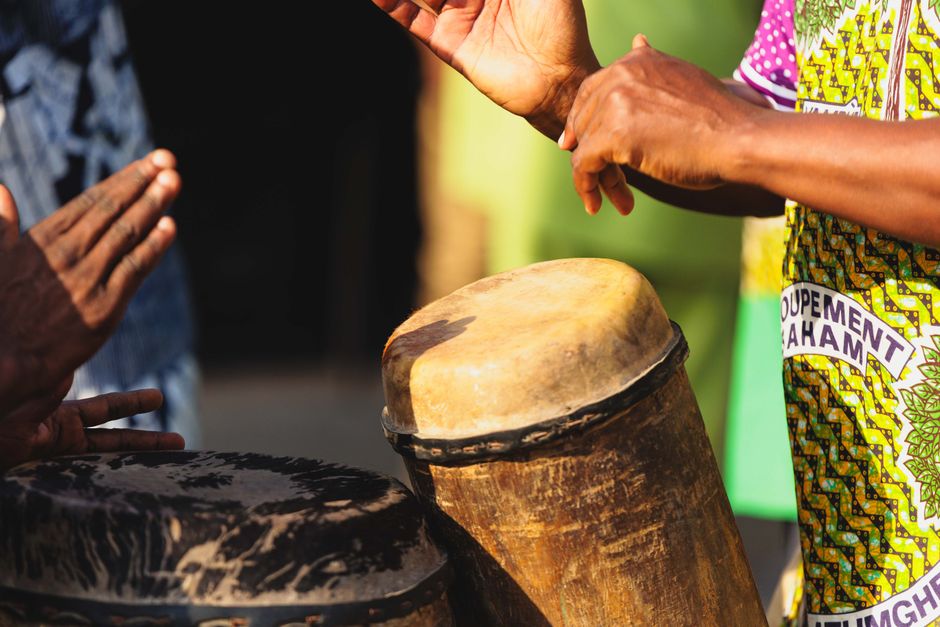 Amazon-Musik: Traditionelle Rhythmen und moderne Klänge – Lebendiges Bild von Händen, die traditionelle Trommeln spielen, …