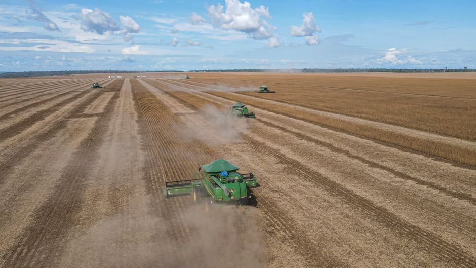 Amazon Soja: Die ökologischen und sozialen Folgen des Anbaus – Sojabohnenerntemaschinen im Einsatz auf einer riesigen Farm…