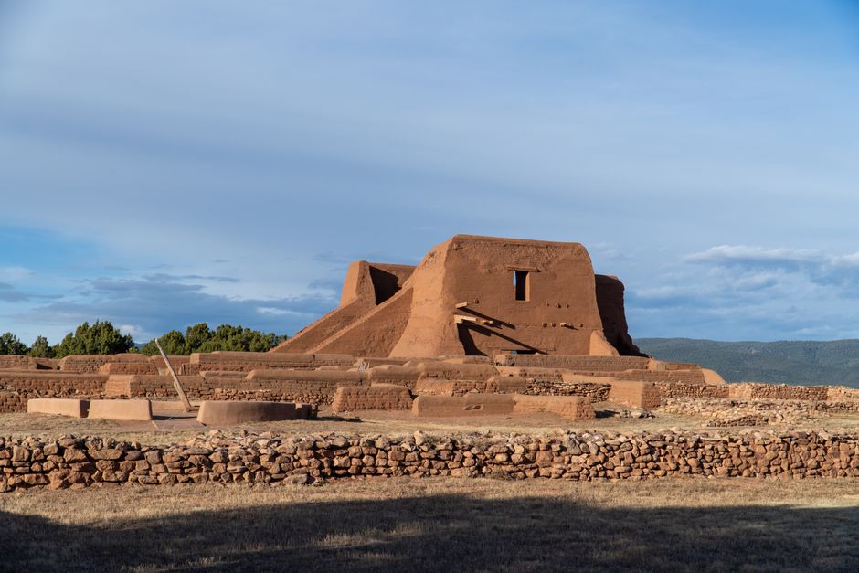 Aztec Ruins National Monument: Pueblo III-Stätte in New Mexico – Erkunden Sie unter strahlend blauem Himmel uralte Lehmzie…