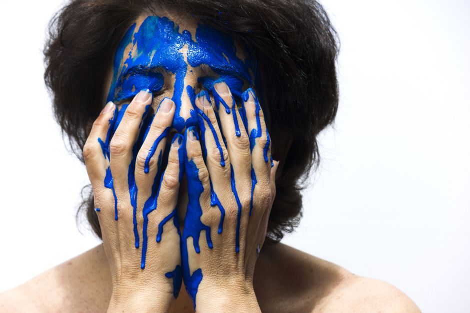 Body Painting Amazon: Genipa und Urucu als Sprache der Haut – Ein beeindruckendes künstlerisches Porträt einer Frau, die i…