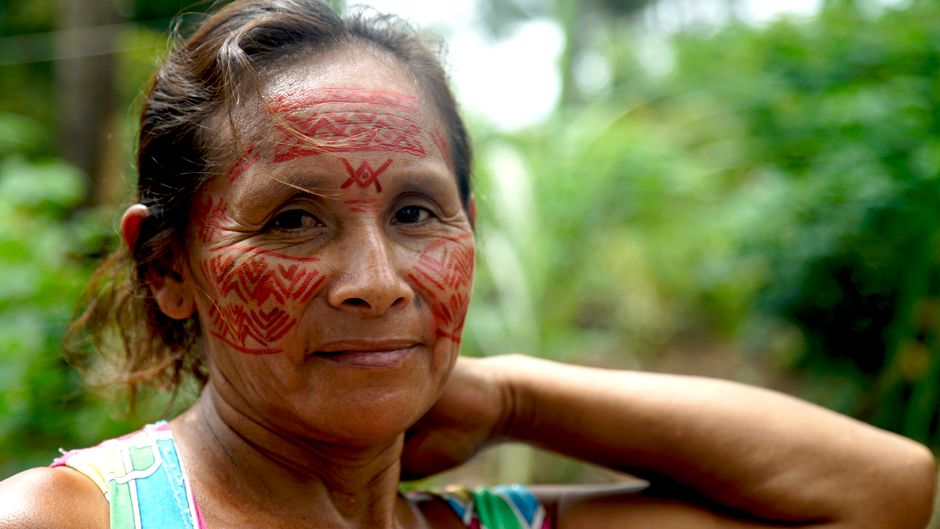 Body Painting Amazon: Genipa und Urucu als Sprache der Haut – Porträt einer Stammesangehörigen des Amazonasgebiets mit tra…