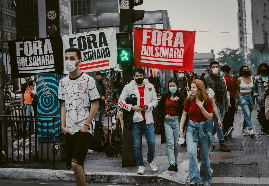 Bolsonaro Amazon: Politik, Entwaldung und indigene Rechte – Straßenprotest in São Paulo mit Menschen, die Masken tragen un…