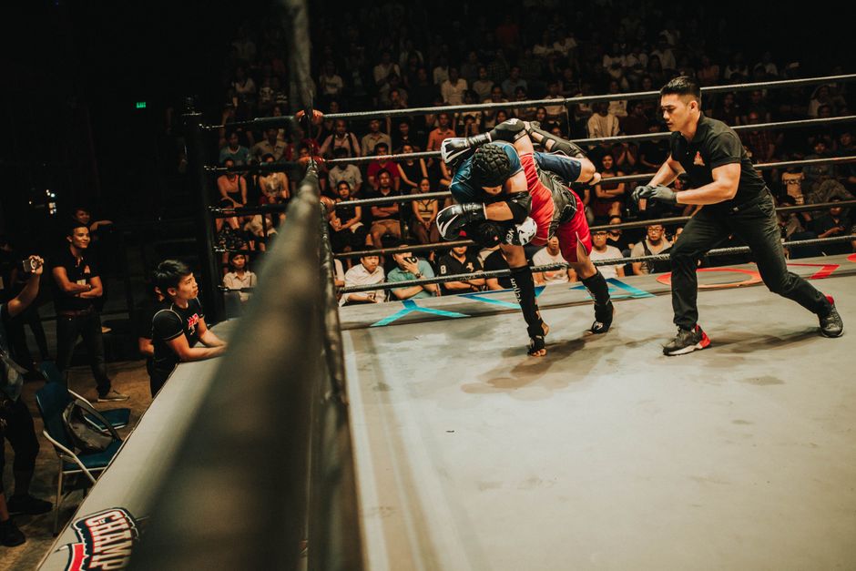 Davi Kopenawa heute: Kampf der Yanomami gegen Goldsucher – Zwei Athleten im dynamischen Kampf während eines Mixed-Martial-…