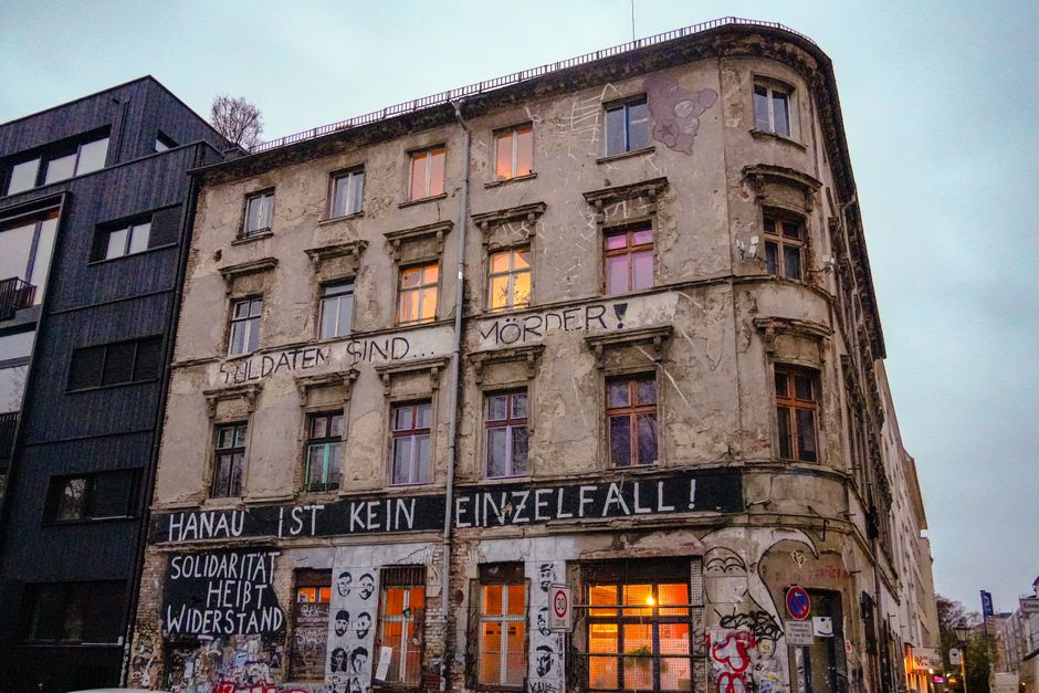 DGSKA: Deutsche Gesellschaft für Sozial- und Kulturanthropologie – Altes Gebäude in Berlin mit auffälligen politischen Gra…