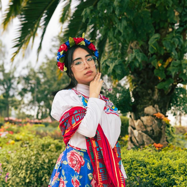 Frida Kahlo und die Tehuana-Identität: Mehr als nur Kleidung – Porträt Einer Frau In Traditioneller Mexikanischen Tracht