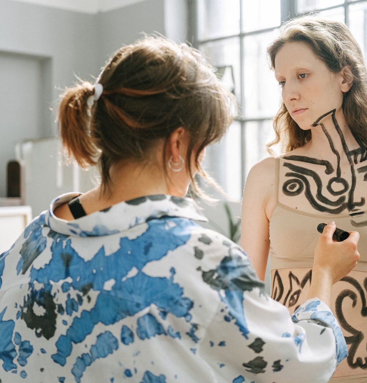 Body Painting Amazon: Genipa und Urucu als Sprache der Haut