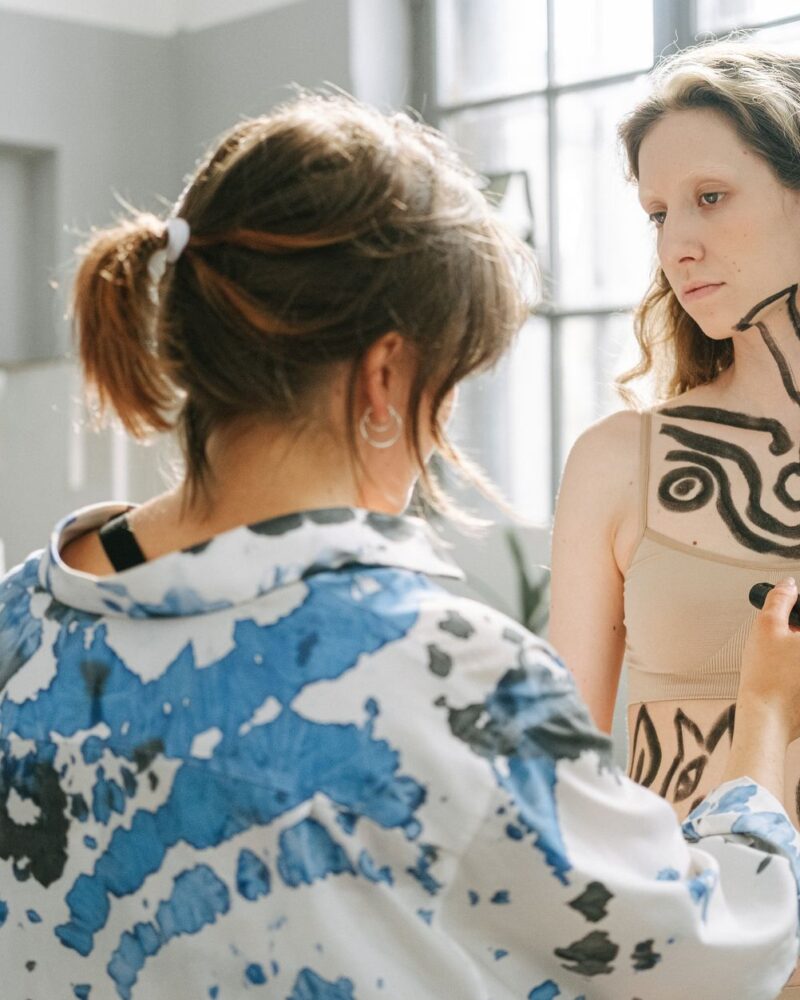Body Painting Amazon: Genipa und Urucu als Sprache der Haut