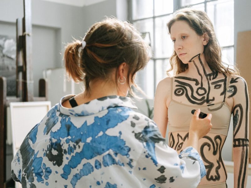 Body Painting Amazon: Genipa und Urucu als Sprache der Haut