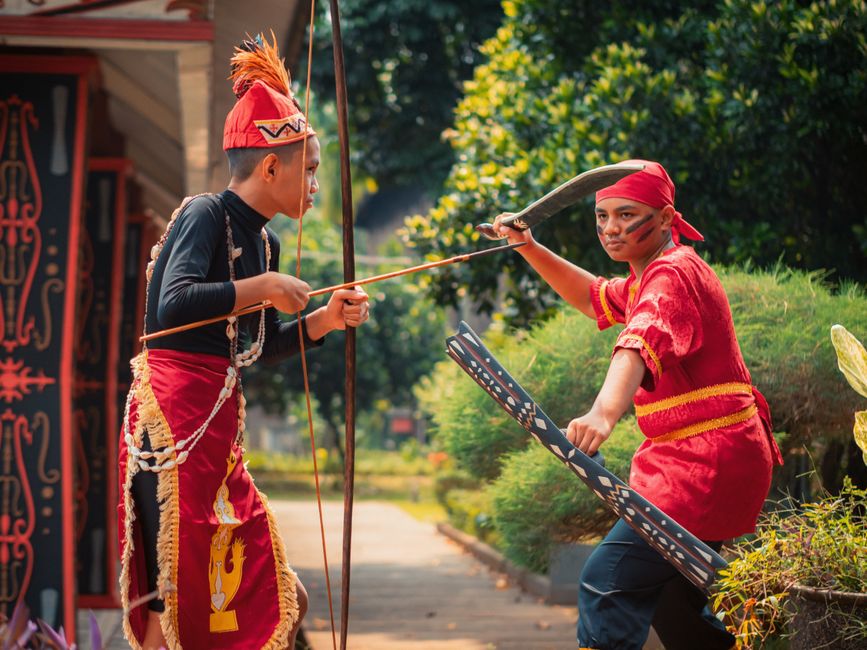 Indigen: Begriffsgeschichte, Definition und ihre Bedeutung – Zwei Männer führten einen traditionellen indonesischen Kriege…