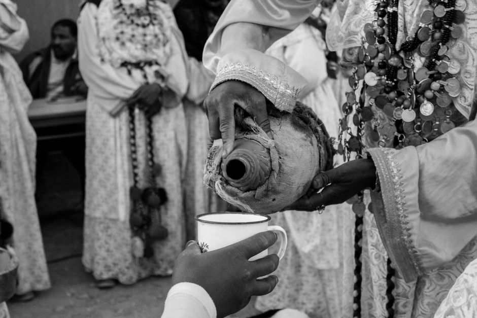 Kayapó Rituale: Initiationsfeste und die Bedeutung des Körpers – Graustufenfoto Der Frau, Die Becher Hält