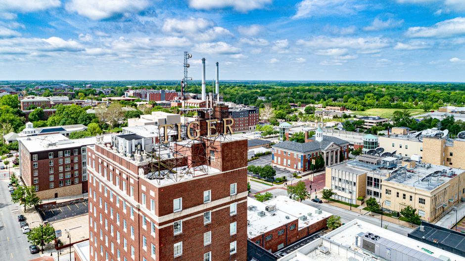 Mandan, Hidatsa, Arikara: Die MHA Nation am Missouri – Luftaufnahme des Tiger Hotels im Stadtzentrum von Columbia, Missour…