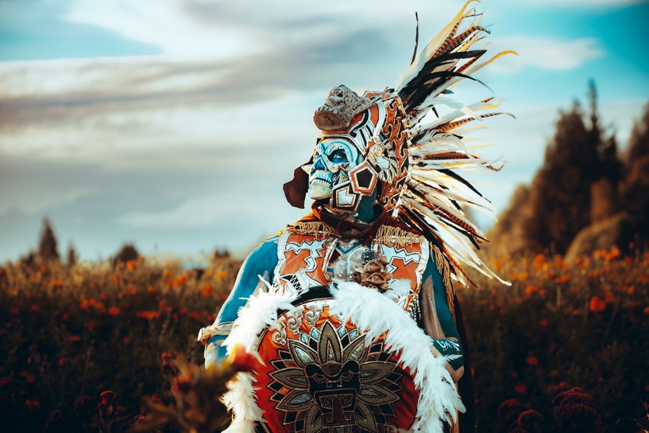 Marcelo Jiménez Santos: Maya-Maler zwischen Mythos und Alltag – Eine lebhafte indigene Tänzerin in traditioneller Kleidung…