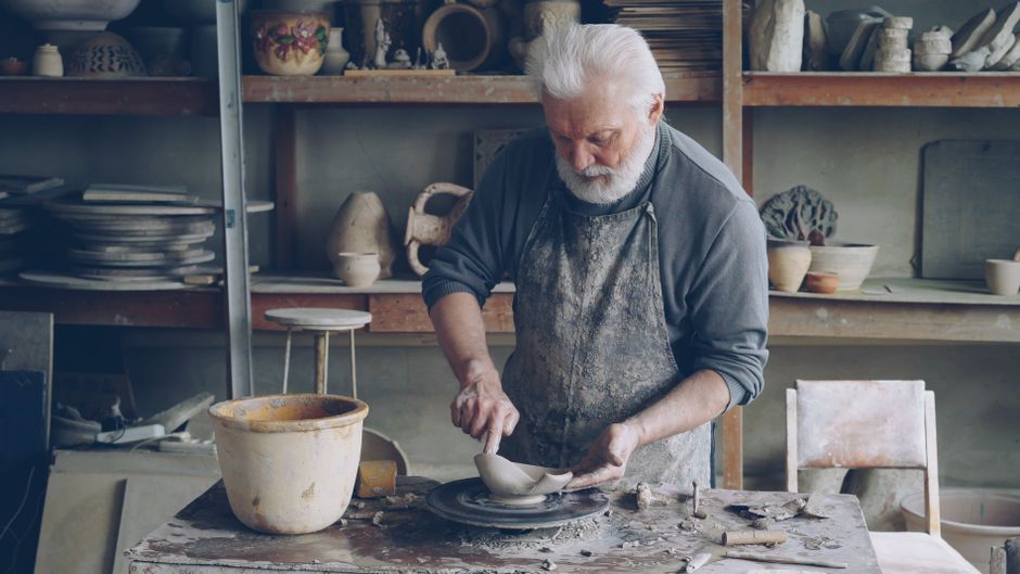 Mogollon-Kultur: Meister der Mimbres-Keramik im Südwesten – Ein erfahrener Töpfer formt gekonnt Ton an der Töpferscheibe i…