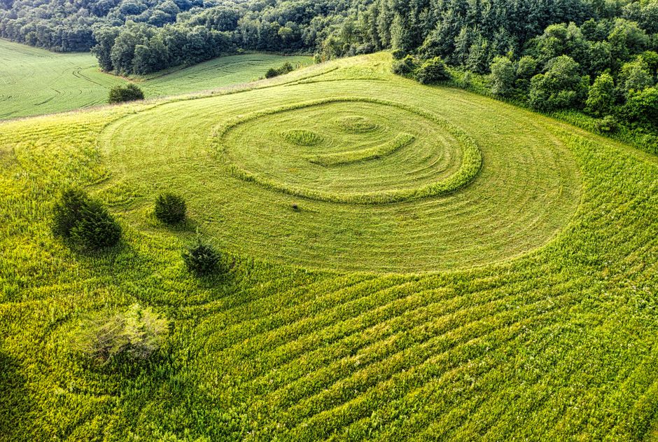 Newark Earthworks: UNESCO Welterbe der Hopewell-Kultur in Ohio – Drohnenaufnahme, die ein Muster eines lächelnden Gesichts…