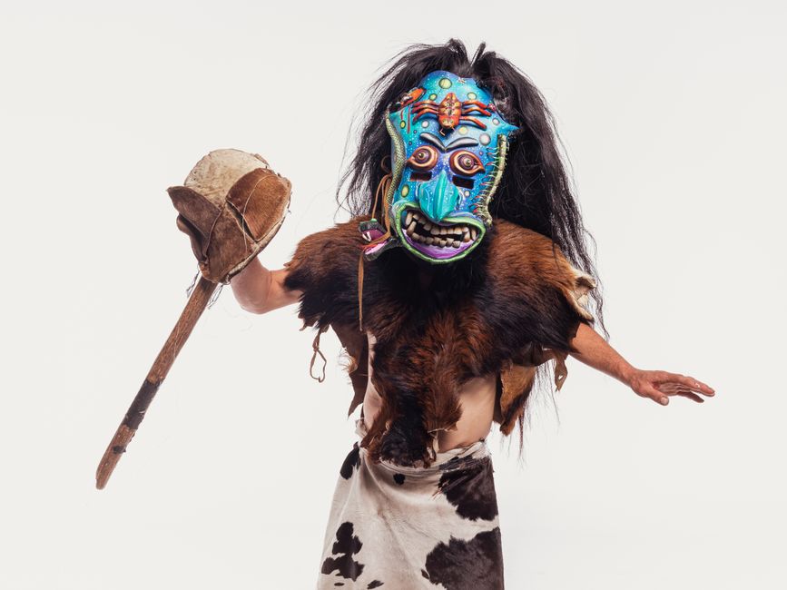 Nicholas Galanin: Tlingit-Künstler und seine Konfrontation – Kostenloses Stock Foto zu ausgeschnitten, bunte maske, charakter