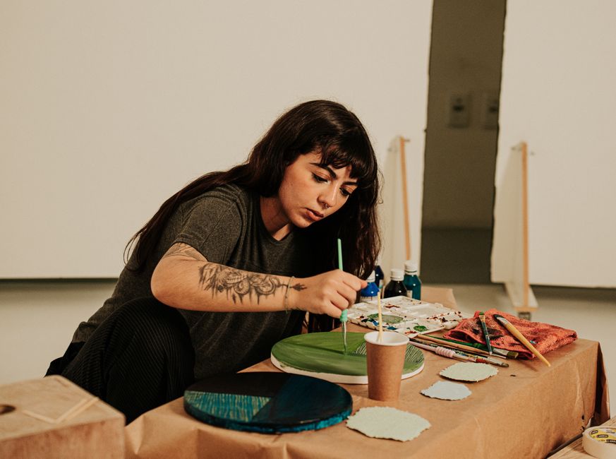 Norval Morrisseau: Anishinaabe-Maler und Begründer der Woodland School – Eine konzentrierte Frau, die in einem Innenstudio…