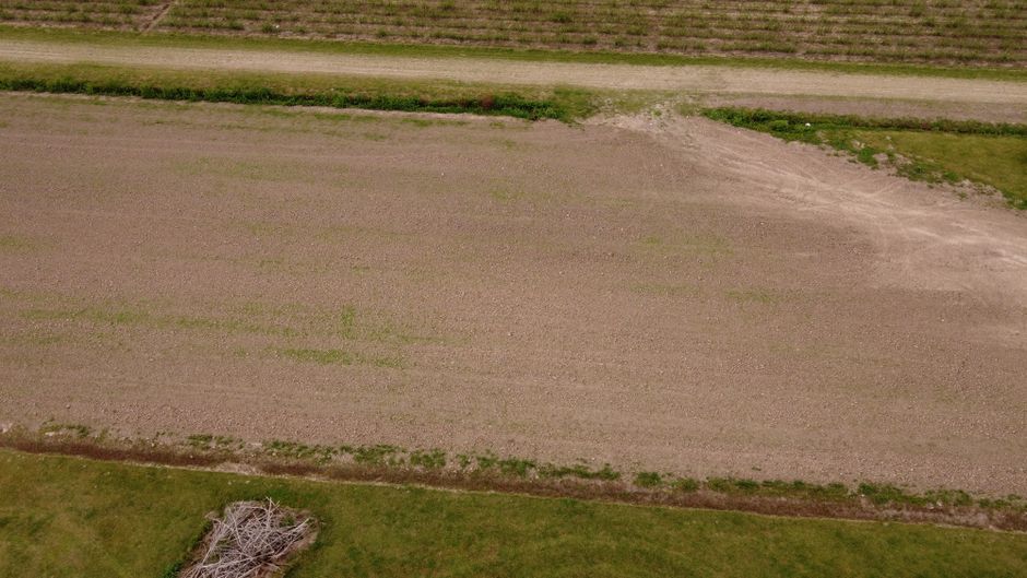 Poverty Point: 3500 Jahre alte Mound-Stätte in Louisiana – Luftaufnahme eines bearbeiteten landwirtschaftlichen Feldes in …
