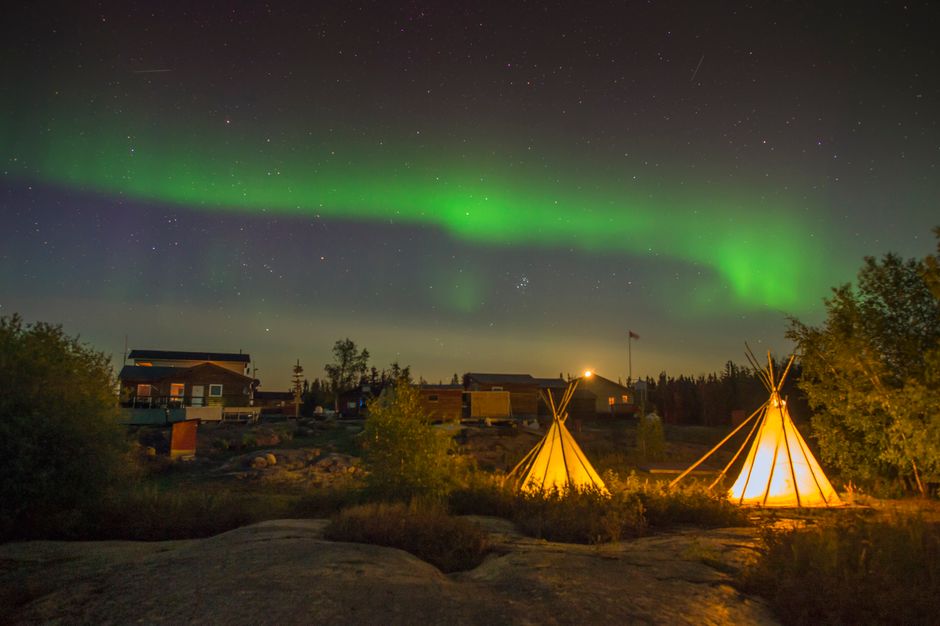 Tipi: Die traditionelle Wohnform der Plains-Völker Nordamerikas – Wunderschöne Nordlichter beleuchten einen Campingplatz m…
