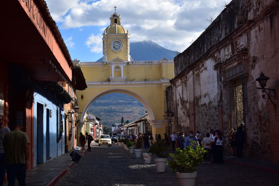Antigua Guatemala: Kolonialstadt, Vulkane & Maya-Kultur – Belebte Straßenszene mit dem ikonischen Santa Catalina Bogen…