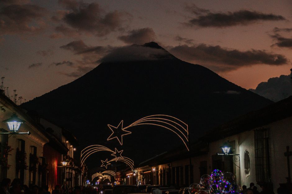 Antigua Guatemala: Kolonialstadt, Vulkane & Maya-Kultur – Wunderschöne Weihnachtsdekorationen erhellen die Straßen von…