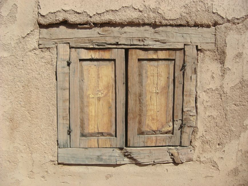 Bandelier Reise: Ihr Guide zu den Ancestral Puebloans in New Mexico – Wettergegerbte Holzfensterläden an einer traditionel…