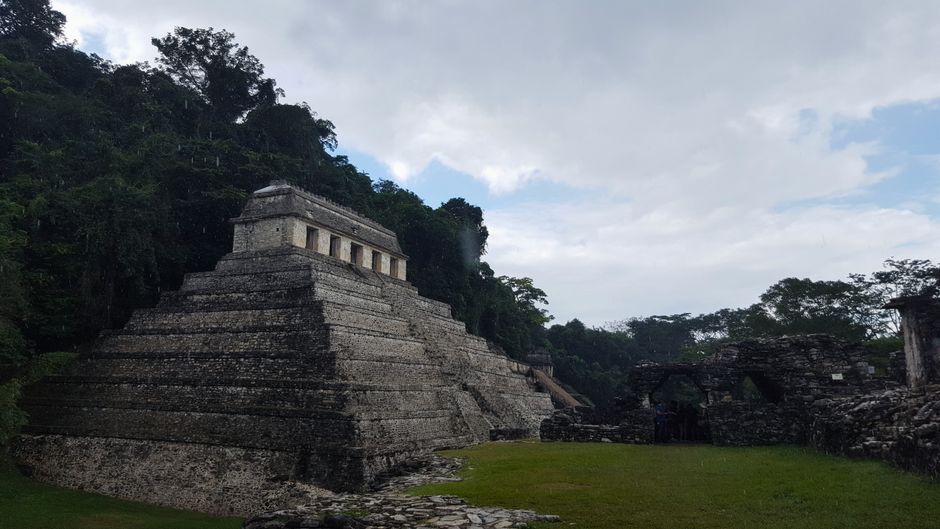 Bonampak Anreise: Ihr Guide zur Maya-Stätte in Chiapas – Blick auf den historischen Tempel der Inschriften inmitten des üp…
