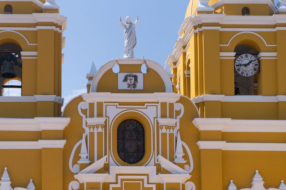 Chan Chan Trujillo: UNESCO-Weltkulturerbe in Nord-Peru – Nahaufnahme der lebhaften gelben Fassade einer kolonialen Kirche …