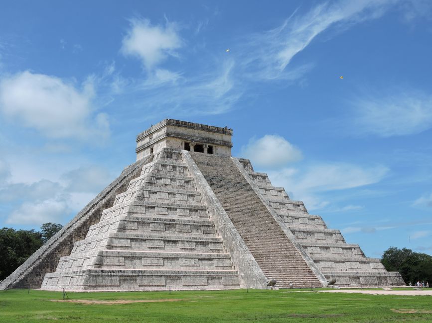 Chichen Itza Reise: Ihr Guide für die Maya-Stätte in Yucatán – Die El Castillo-Pyramide in Chichén Itzá, Mexiko, zeigt die…