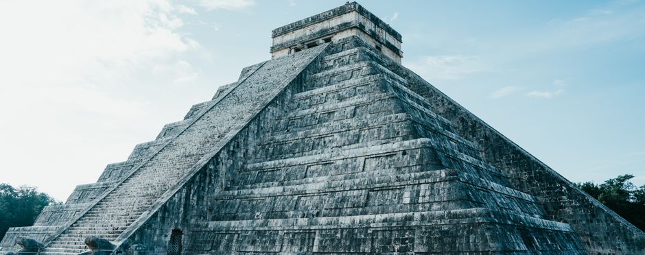 Chichen Itza Reise: Ihr Guide für die Maya-Stätte in Yucatán – große Sicht auf die antike Maya-Pyramide in Chichén…