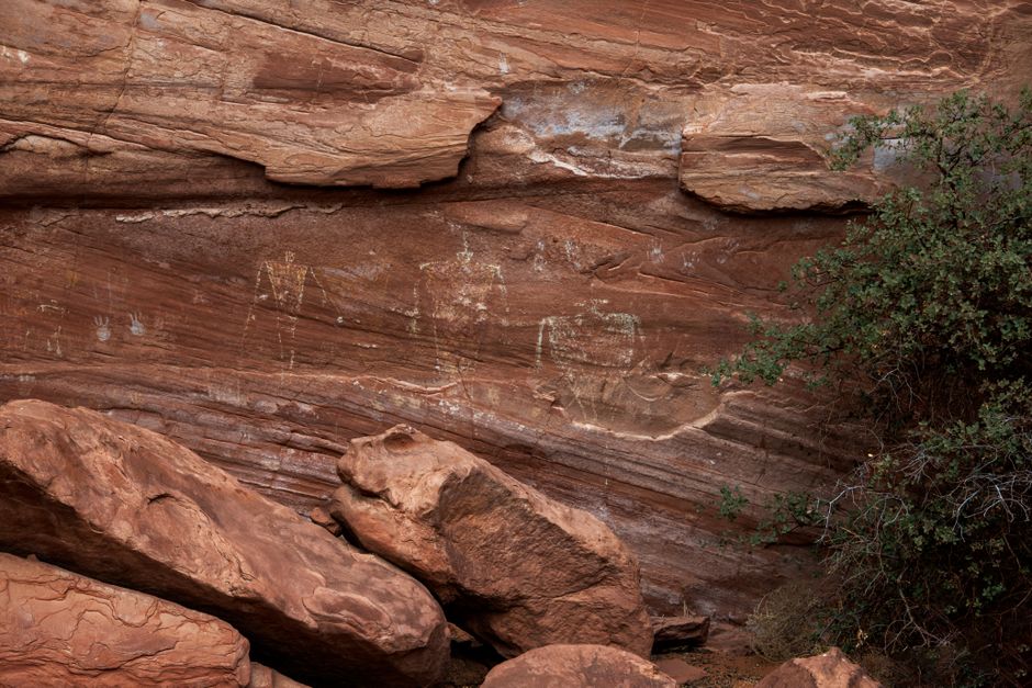 Chumash: Kultur, Geschichte und die Felsmalereien Südkaliforniens – Erforschen Sie alte Felsritzungen, die in roten Sandst…