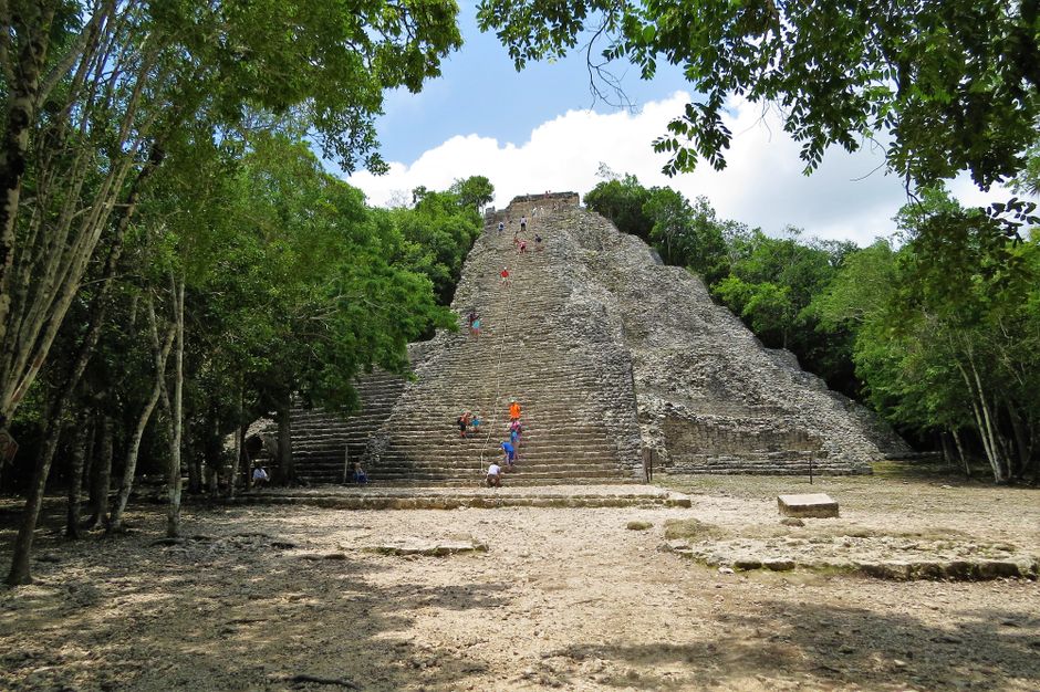 Cobá Reise: Ihr Guide zur Maya-Stätte in Quintana Roo – Besucher, die die alte Maya-Pyramide von Coba im von üppigem Dschu…