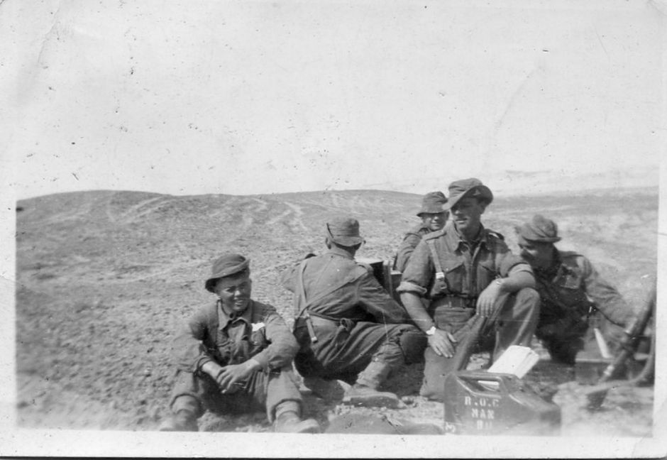Code Talkers: Navajo-Sprache als unbrechbarer Code im Zweiten Weltkrieg – Eine Gruppe von Soldaten in einem Schwarz-Weiß-F…