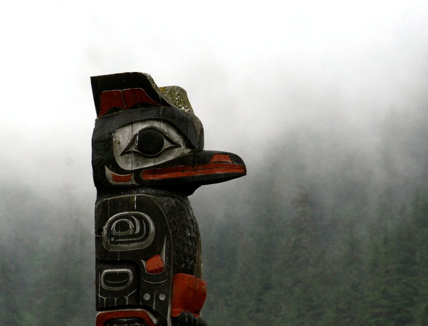 Die Tlingit: Kultur, Geschichte und Gegenwart in Alaska – Im pazifischen Nordwesten ragt ein traditioneller Totempfahl vor…