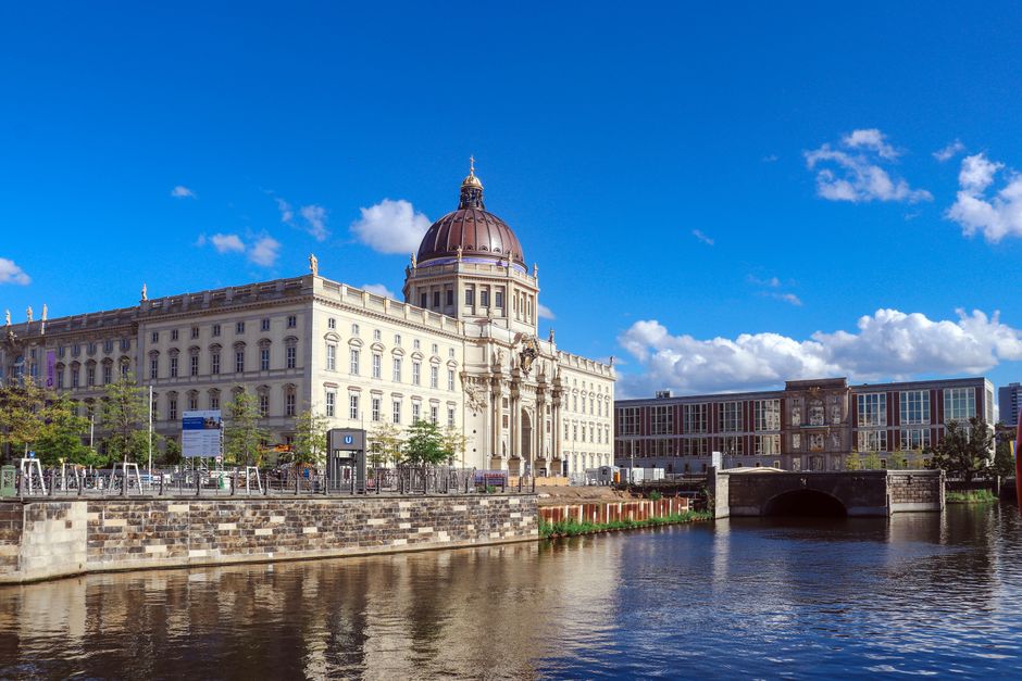 Humboldt Forum Berlin: Ihr Guide durch Ethnologie und Kunst – Ein malerischer Blick auf das Berliner Schloss an der Spree …