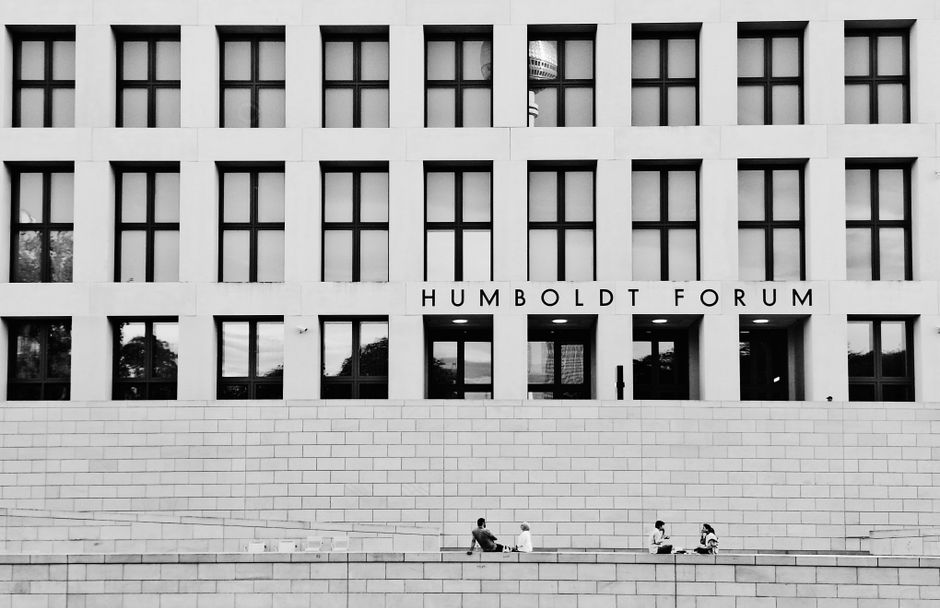 Humboldt Forum Berlin: Ihr Guide durch Ethnologie und Kunst – Schwarzweißfoto der Fassade des Humboldt Forums mit einer Sp…