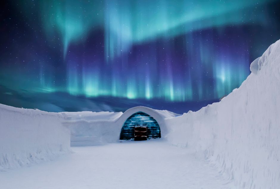 Igloo: Bauweise, Funktion und Bedeutung in Nordamerika – Fesselnde Nordlichter erleuchten ein verschneites Iglu in der ark…