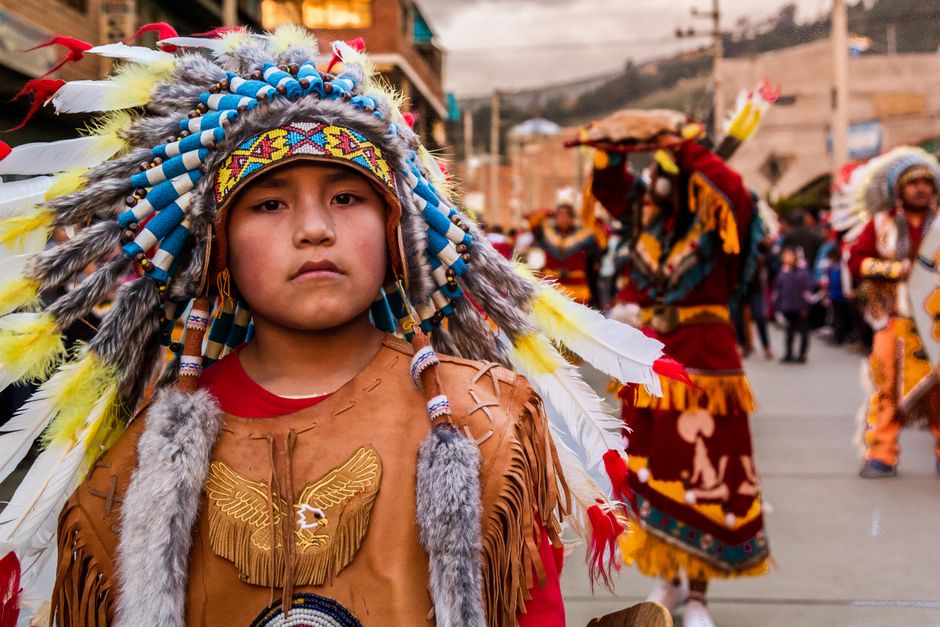 Indigenous Peoples Day: Feiertag des indigenen Erbes – Junger Teilnehmer in traditioneller Kleidung bei einer lebhaften Ku…