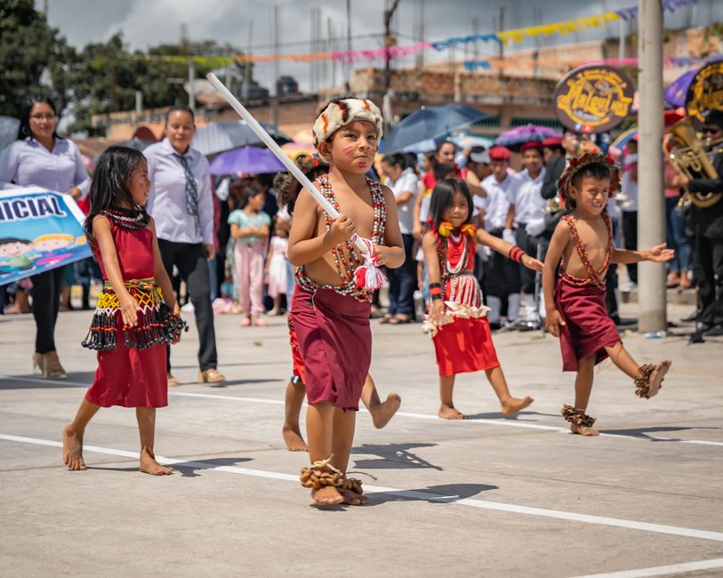Internierungsschulen: Kulturelle Auslöschung indigener Kinder in den USA und Kanada – Kinder in traditionellen indigenen K…