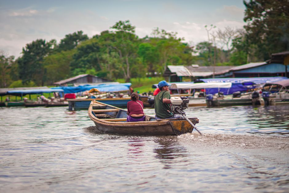 Letícia Kolumbien: Ihr Guide zum Dreiländereck im Amazonas – Ein Mann und eine Frau steuern ein Motorboot auf dem Amazonas…