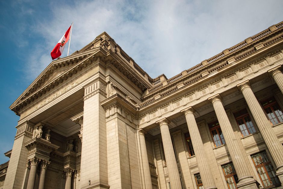 Lima Museen: Ihr Guide zu Perus reicher Geschichte – Großes neoklassizistisches Regierungsgebäude mit peruanischer Flagge …